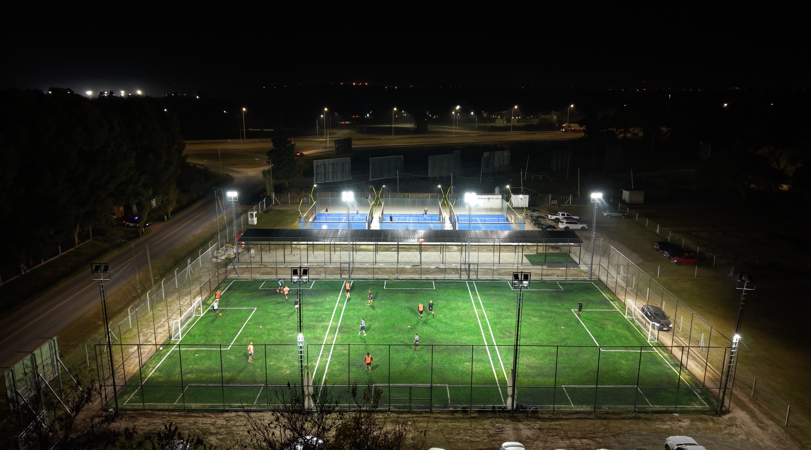 Fútbol 8 bajo reflectores
